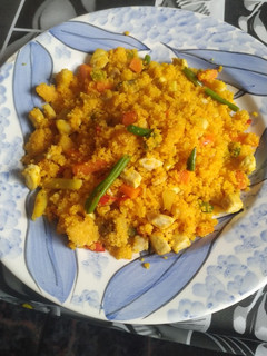 Una foto de Cuscús con pollo y verduras