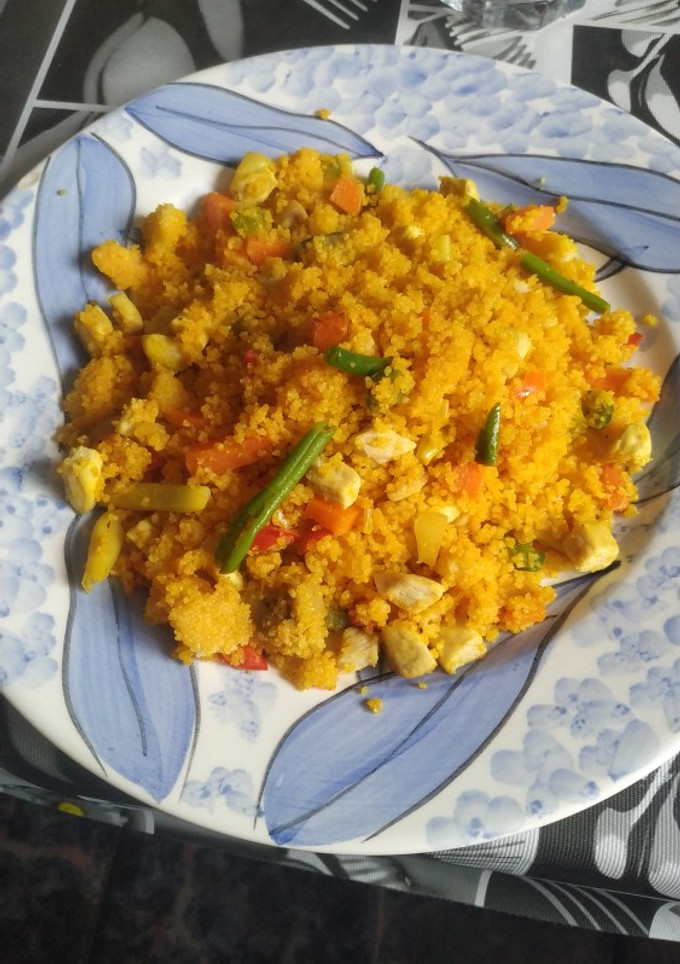 Una foto de Cuscús con pollo y verduras