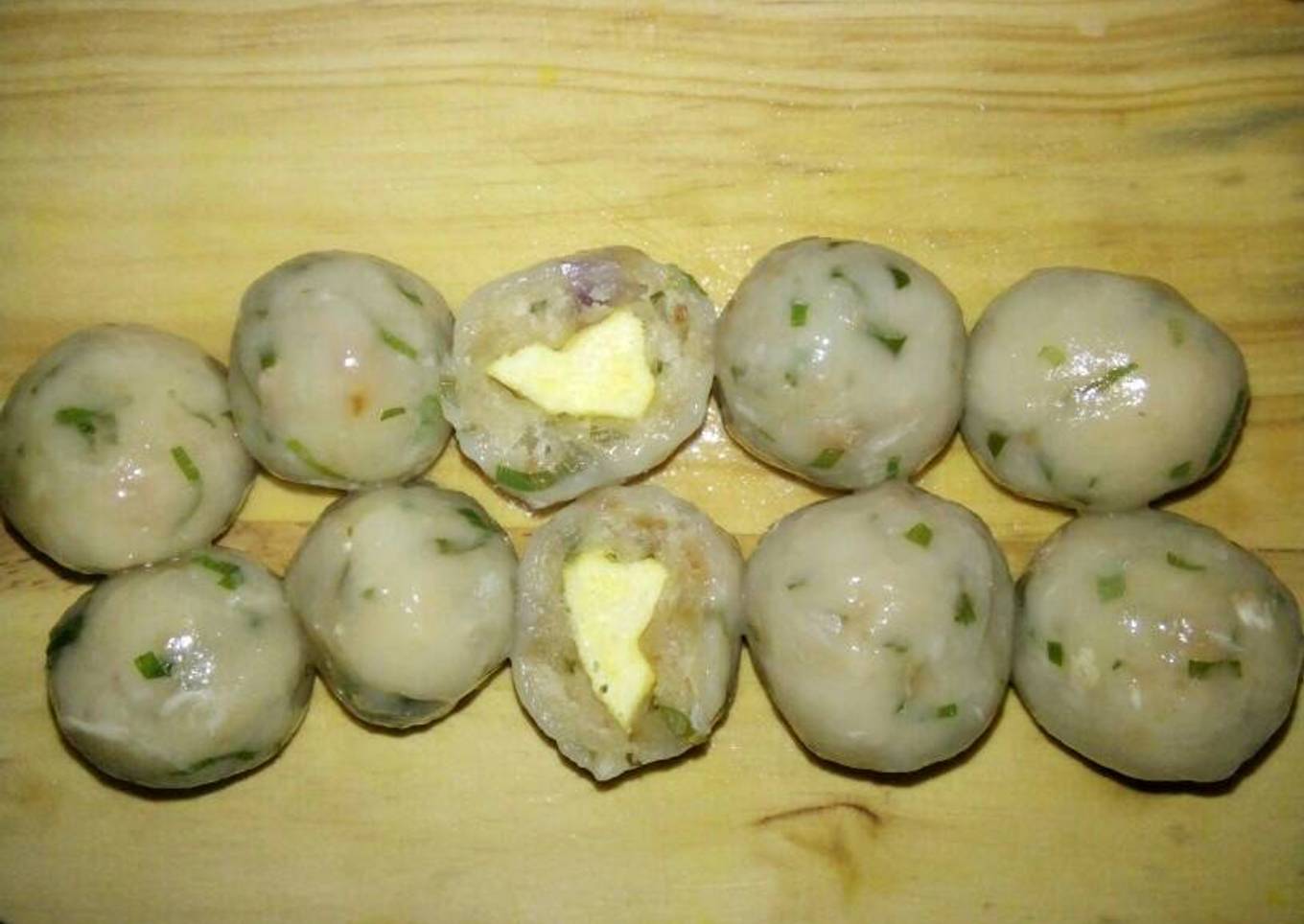 Cilok bawang isi telur iris