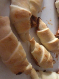 Una foto de Medialunas con masa pascualina rellenas de dulce de leche