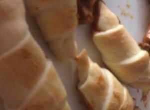 Una foto de Medialunas con masa pascualina rellenas de dulce de leche
