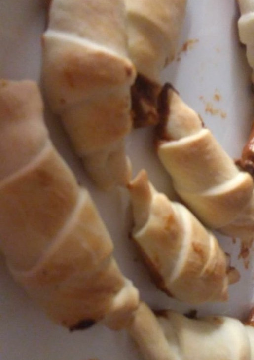Una foto de Medialunas con masa pascualina rellenas de dulce de leche