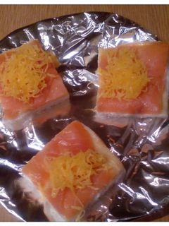 Una foto de Canapés de salmón y huevo hilado fáciles