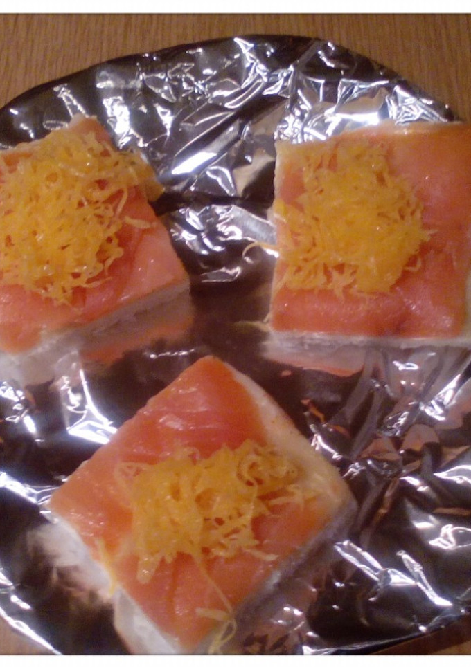 Una foto de Canapés de salmón y huevo hilado fáciles