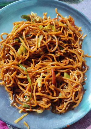 चाऊमिन (chowmein recipe in hindi) रेसिपी मुख्य फोटो