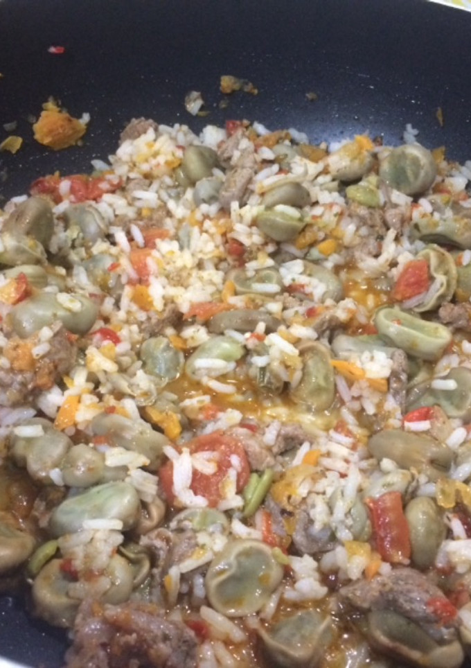 Una foto de Guiso de habas con arroz y carne