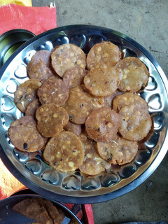 அரிசி மாவு தட்டை (Arisi maavuu thaai recipe in tamil) செய்முறை முக்கிய புகைப்படம்
