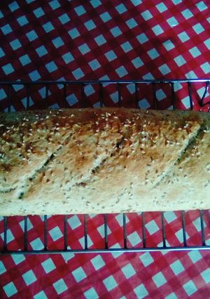 Una foto de Pan con harina pureza integral y semillas de sésamo blanco.