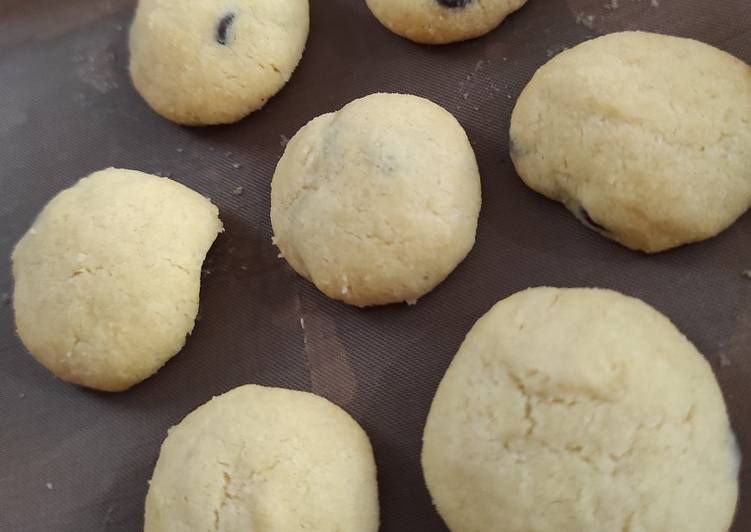 Langkah Mudah untuk Membuat Butter chocochip cookies, Enak Banget