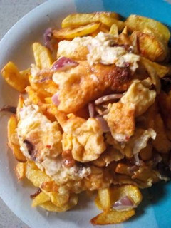 A picture of Irish potatoes chips and fried egg.