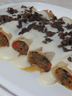 Una foto de Canelones de carne en salsa blanca y olivas negras