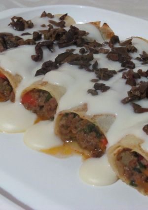 Una foto de Canelones de carne en salsa blanca y olivas negras