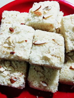 सूजी और नारियल की बर्फी (Sooji aur nariyal ki barfi recipe in Hindi) रेसिपी मुख्य फोटो