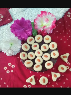 માવા બદામ નાં પેંડા (Mawa Badam Peda Recipe In Gujarati) રેસીપી મુખ્ય ફોટો