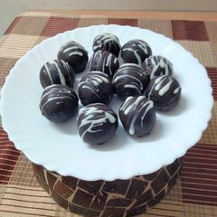 A picture of Peanut filled Choco balls.