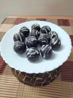 A picture of Peanut filled Choco balls.