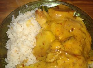 Una foto de Pollo a la mostaza con papas en sartén