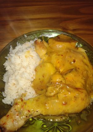 Una foto de Pollo a la mostaza con papas en sartén
