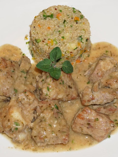 Una foto de COSTILLITAS DE CERDO GUISADAS A LA MOSTAZA,QUINUA CON VEGETALES SALTEADOS. JON STYLE