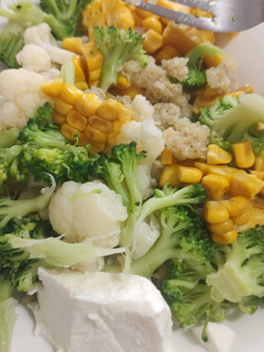 Una foto de Ensalada de brócoli 🥦 y quinoa