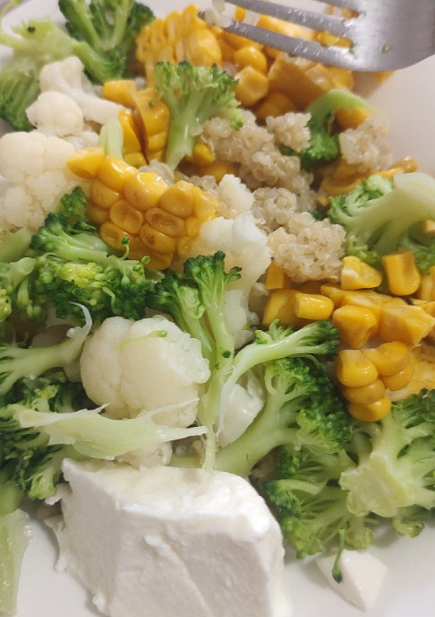 Una foto de Ensalada de brócoli 🥦 y quinoa