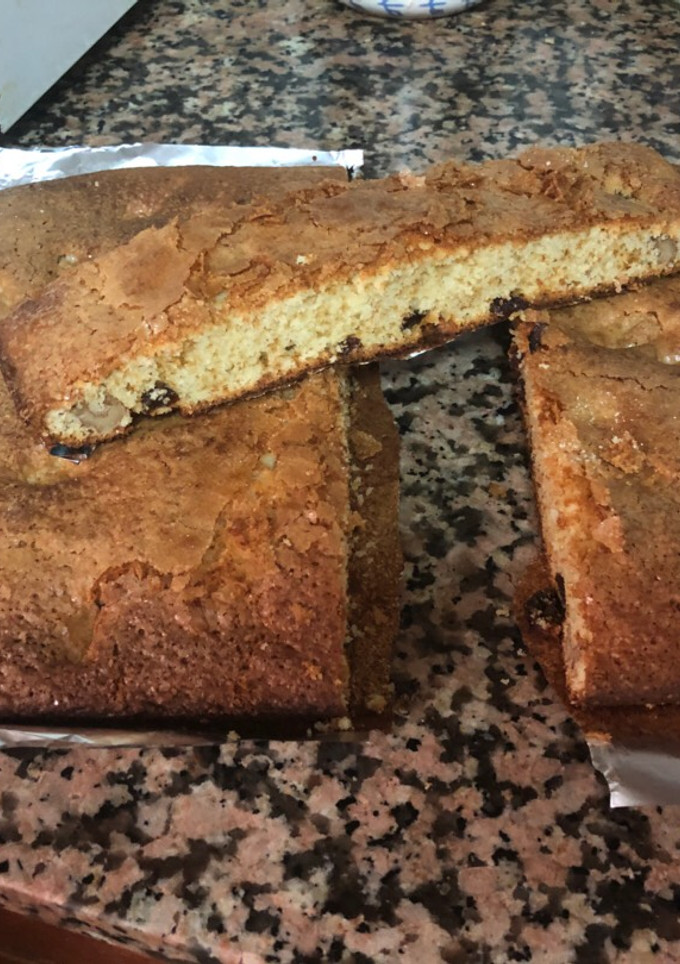 Una foto de Torta de yogur, pasas y nueces