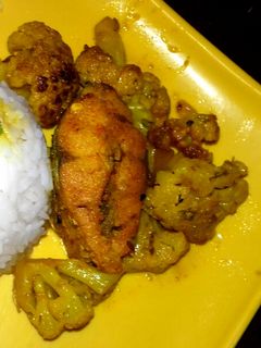 ফুলকপি দিয়ে রুই মাছের ঝোল(foolkopi diye rui macher jhol recipe in Bengali) রেসিপির প্রধান ছবি