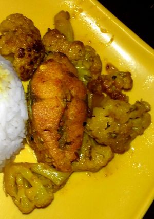 ফুলকপি দিয়ে রুই মাছের ঝোল(foolkopi diye rui macher jhol recipe in Bengali) রেসিপির প্রধান ছবি