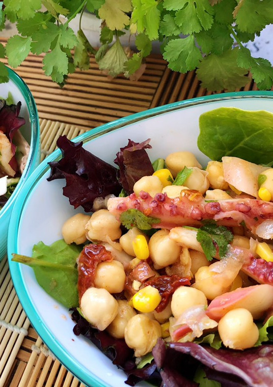 Una foto de Ensalada de garbanzos con pulpo