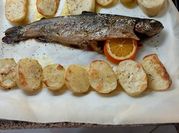 Una foto de trucha al horno en papel aluminio