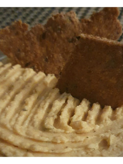 Una foto de Hummus delicioso de garbanzos 🤍