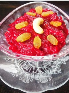 बीट रूट हलवा (beetroot halwa recipe in marathi) रेसिपी चे मुख्य फोटो