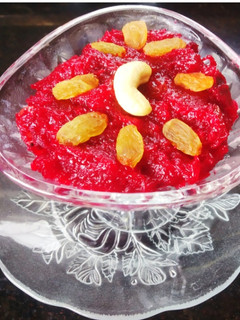 बीट रूट हलवा (beetroot halwa recipe in marathi) रेसिपी चे मुख्य फोटो