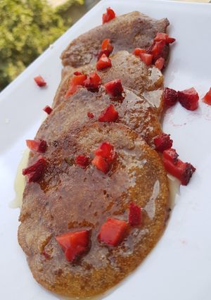 A picture of Strawberry malpua.