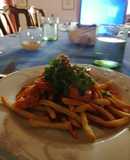 Camarones picantes con papas fritas