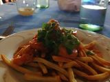 Camarones picantes con papas fritas