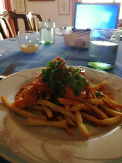 Una foto de Camarones picantes con papas fritas