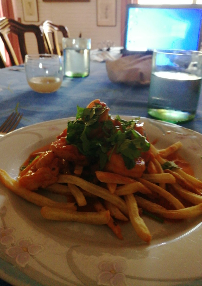 Una foto de Camarones picantes con papas fritas