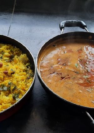 A picture of Vidarbha special Nagpuri famous dish spicy tarri poha.