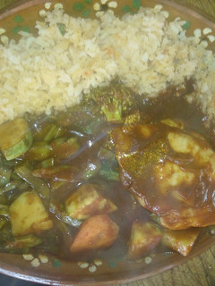 Una foto de Mixiote de pollo sencillo en adobo con verduras