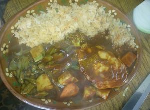 Una foto de Mixiote de pollo sencillo en adobo con verduras