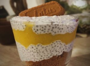 Une photo de 🥭 🥥Pudding de chia au lait de coco et coulis de mangue