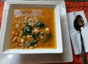 Una foto de Sopa de estrellitas con pollo y espinacas
