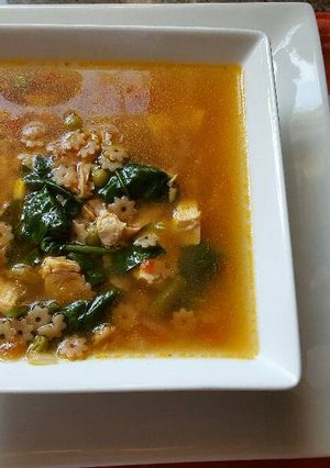 Una foto de Sopa de estrellitas con pollo y espinacas