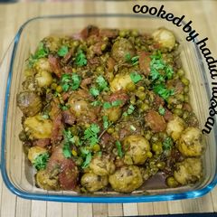 A picture of Aloo matter gajar (mix vegetable).