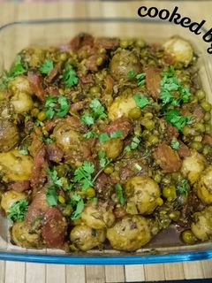 A picture of Aloo matter gajar (mix vegetable).