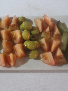 Una foto de Ensalada ordenada con alcachofas de lata