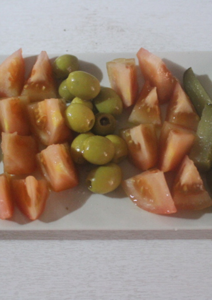 Una foto de Ensalada ordenada con alcachofas de lata