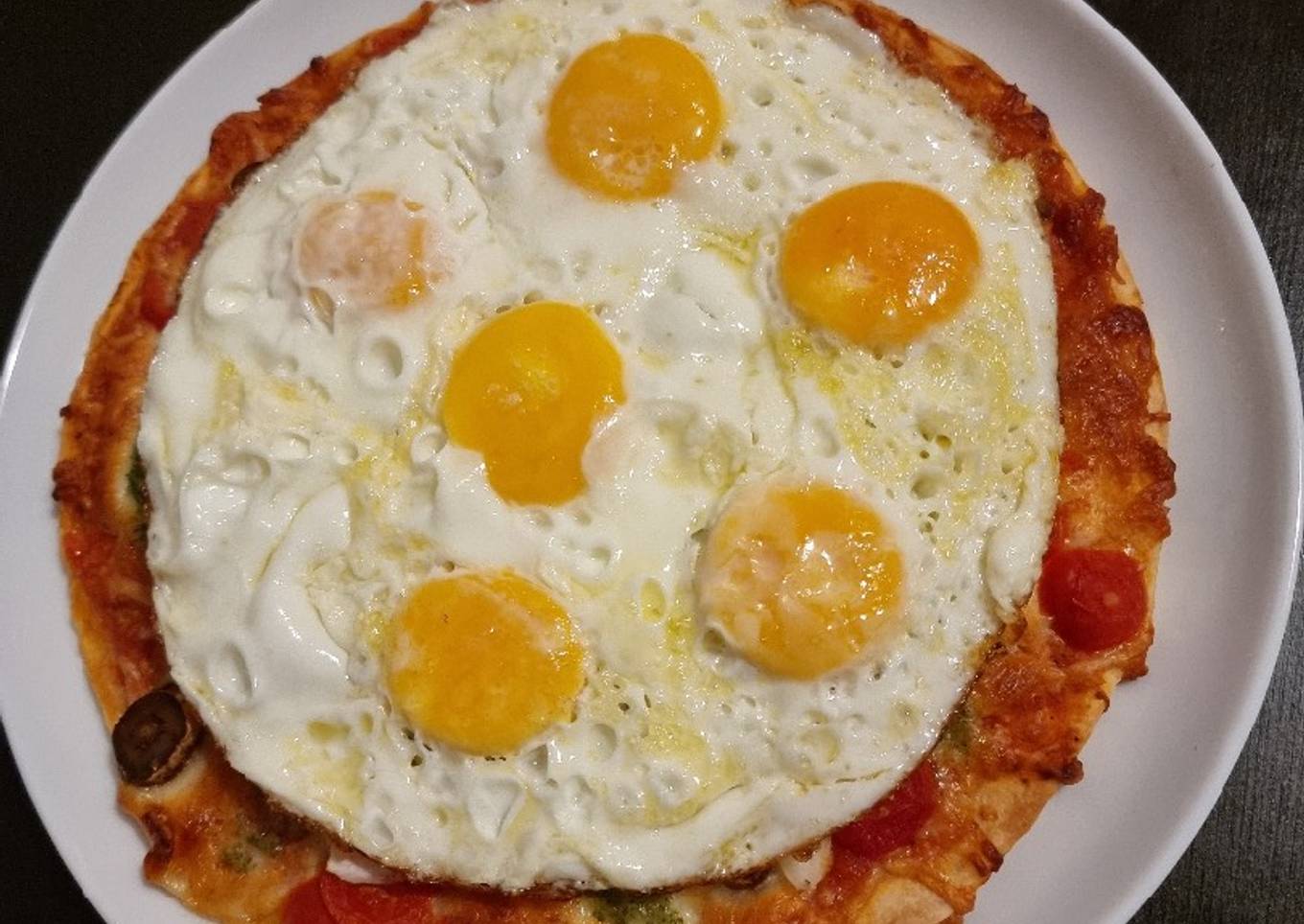 Eggstravagant pizza
