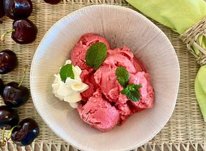 Une photo de Glace légère au skyr et aux cerises noires